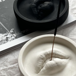 Lips incense stand