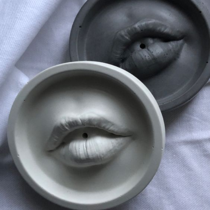 Lips incense stand